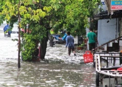 Người Sài Gòn lại bì bõm vượt ngập