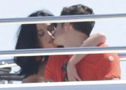 Orlando Bloom hôn Katy Perry đắm đuối sau scandal "thân mật" với Selena Gomez