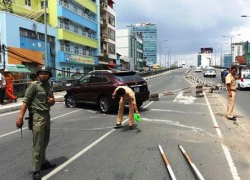 Phong tỏa cầu Calmette vì Lexus bạc tỉ tông dải phân cách