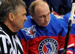 Putin ngã sõng soài trên sân đấu hockey