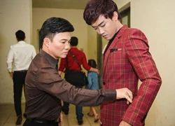 Quang Linh chăm chút trang phục cho học trò thi bolero