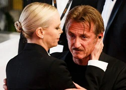 Sean Penn ngượng ngùng khi ôm cô bạn gái cũ Charlize Theron