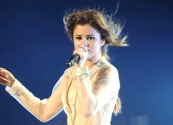 Selena Gomez gạt nước mắt trên sân khấu, để fan hát nốt ca khúc