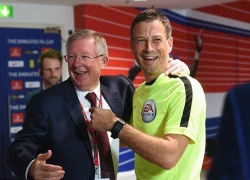 Sir Alex cười đùa với trọng tài Clattenburg