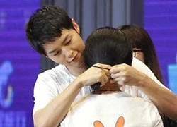 Song Joong Ki âu yếm buộc tóc cho fan tại sự kiện fan meeting