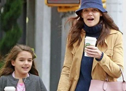 Suri Cruise "quên" việc bố thờ ơ để sống hạnh phúc bên mẹ