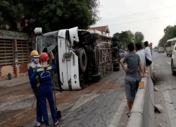 Xe khách lật ngửa trên quốc lộ, hơn 20 người thoát chết