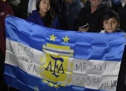 Bất ngờ với màn chào đón Leo Messi của fan Argentina