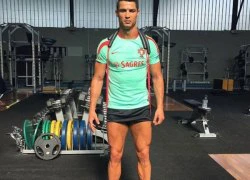 C. Ronaldo đăng ảnh khoe cơ bắp 'dị' ở đầu gối