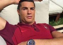 C. Ronaldo khoe đồng hồ hàng hiệu