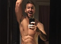 Calvin Harris bị rò rỉ ảnh nude thấy cả "bộ phận kín"?