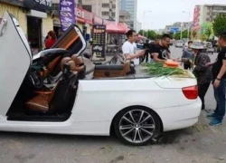 Đại gia TQ lái BMW mui trần đi bán hành ngoài phố