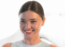 Đôi má lúm đồng tiền của Miranda Kerr trong loạt ảnh này sẽ khiến bạn không thể rời mắt