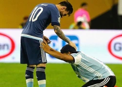 Fan cuồng quỳ lạy Messi