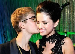 Fan xôn xao khi Justin Bieber bất ngờ "theo dõi" Selena trở lại trên Instagram