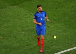 Giroud bị tụt quần, văng giày trong ngày thi đấu vô duyên