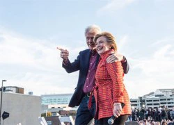 Hillary bật mí chuyện chủ động làm quen cựu tổng thống Bill Clinton