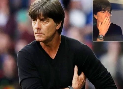 HLV Joachim Low liên tục móc nách và ngửi