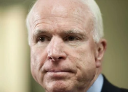 John McCain nhận sai khi đổ lỗi cho Obama về vụ xả súng hộp đêm