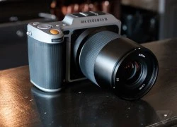 Máy ảnh mirrorless Medium Format đầu tiên giá 9.000 USD