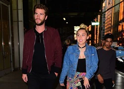 Miley Cyrus và Liam Hemsworth tay trong tay sau tin sắp cưới