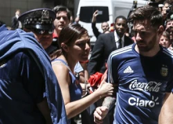 Người đẹp bất ngờ chạy đến tóm tay Messi