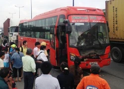 Ôtô giường nằm bị đâm liên hoàn, hàng chục người hoảng loạn