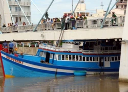 Phá tàu bị kẹt để cứu cầu lớn nhất Phan Thiết