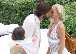 Pirlo hôn bà xã ngay trên bãi biển Miami