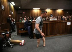 Pistorius bỏ chân giả, đi liêu xiêu trong phòng xử án