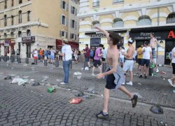 Quán rượu cháy rụi sau màn quậy phá của hooligan Anh