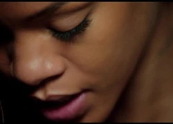 Rihanna bật khóc khi biểu diễn Love The Way You Lie