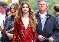 Selena Gomez rực rỡ trên phố với gam đỏ