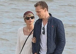 Taylor Swift không thể rời mắt khỏi Tom Hiddleston khi khoác tay bạn trai dạo biển