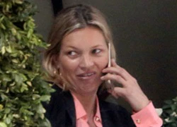 Kate Moss mặt mộc nhợt nhạt đi ăn cùng bồ trẻ