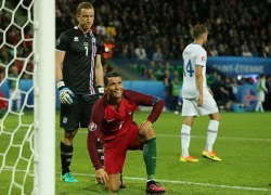 Uất ức, C. Ronaldo cười khểnh cầu thủ Iceland