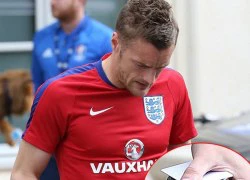 Vardy cầm 'hàng lạ' khiến fan Anh lo sợ