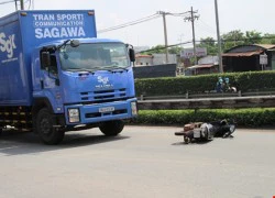 Xe tải kéo lê xe máy, hai người nguy kịch