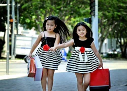 2 con gái nhà nữ ca sĩ này mới đúng là tiểu thư lá ngọc cành vàng