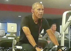 Ảnh "chộp" Obama đeo tai nghe hồng tập gym ở Ba Lan