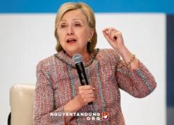 Bà Hillary hứa hẹn cấp thẻ xanh cho du học sinh