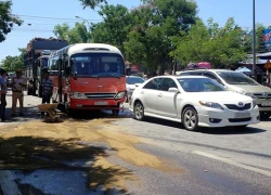 Ba ôtô đâm liên hoàn, hàng chục lít dầu tràn ra quốc lộ