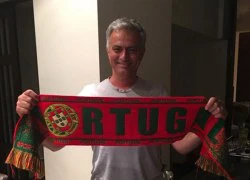 Bận việc, HLV Mourinho mặc đồ ngủ mừng vô địch ở xa