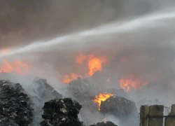 'Biển lửa' bao trùm kho chứa nhựa tái chế ở Hải Dương