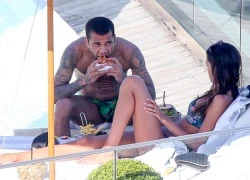 Bồ xinh khó cưỡng, Dani Alves vẫn lo... gặm bánh mì