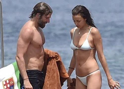 Bradley Cooper không rời mắt trước thân hình sexy của bạn gái