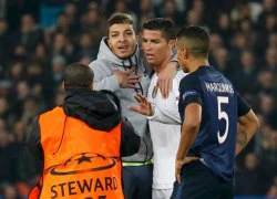 C. Ronaldo đẩy fan khi bị làm phiền trên phố