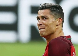 C. Ronaldo mếu máo rời sân nhưng vỡ òa khi hết trận