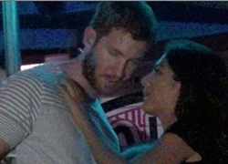 Chán hẹn hò người nổi tiếng, Calvin Harris thân mật với gái lạ trong hộp đêm