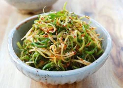 [Chế biến] - Chỉ vài phút là có ngay salad hành lá tươi ngon